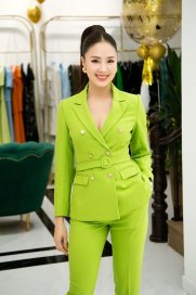 Hồng Diễm đọ dáng quyến rũ bên hoa hậu Ngọc Hân