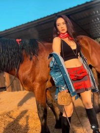 Minh Hằng khoe loạt ảnh cực chất, có động thái ngầm đính chính tin đồn mang thai