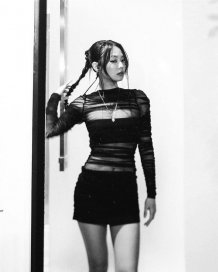 Jennie (BlackPink) diện váy xuyên thấu