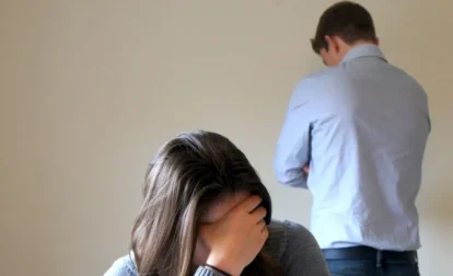 Vừa ra khỏi tòa, chồng cho xem loạt tin nhắn, tôi lập tức hối hận vì đã ly hôn