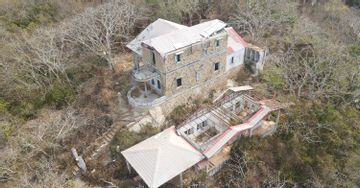 Bí ẩn căn biệt thự 'view triệu đô' bị bỏ hoang trên núi ở miền Tây